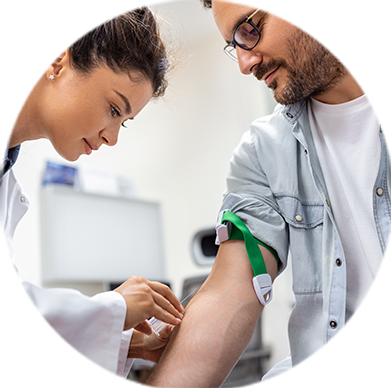 Paciente realizando exame de sangue